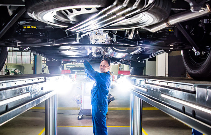 Service Werkstatt Hebebühne